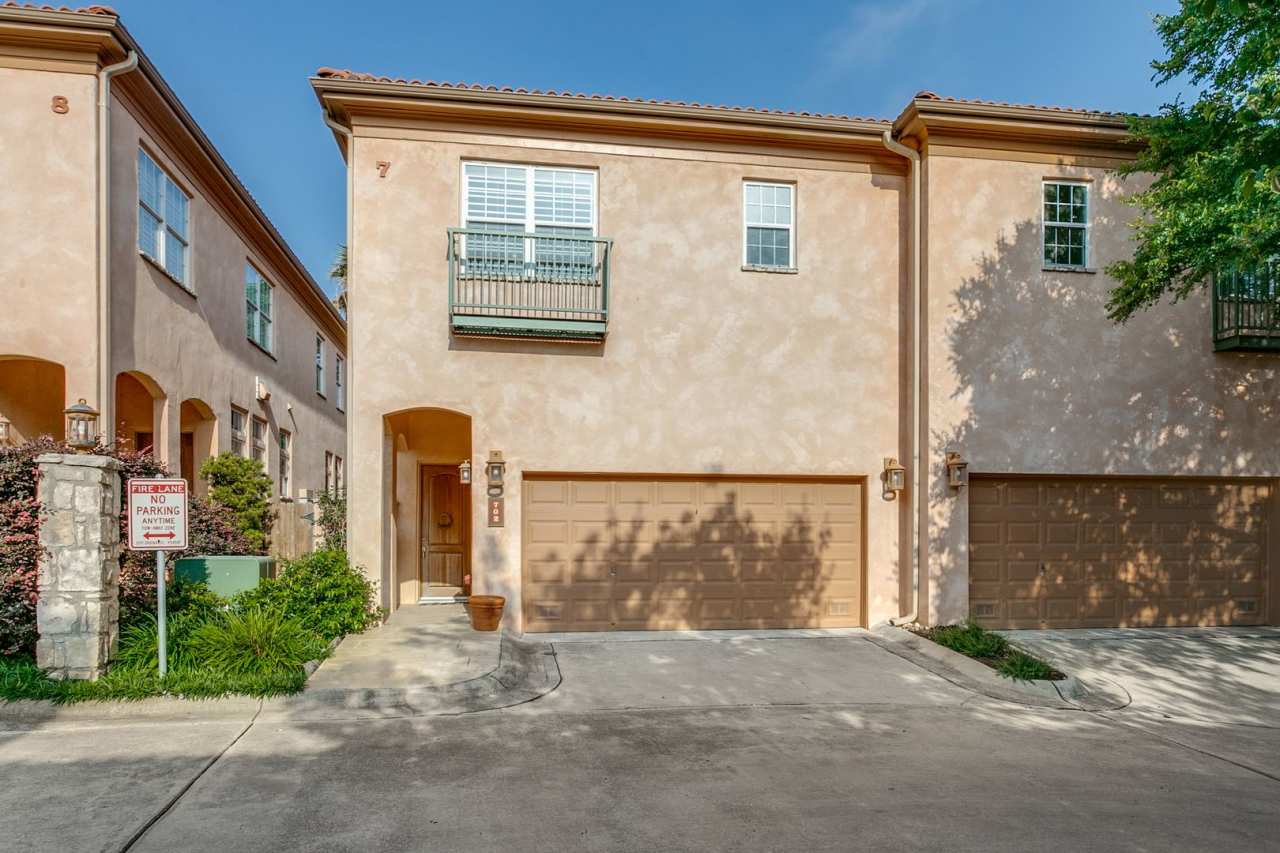 LUXURY 3-BEDROOM TOWNHOME IN ALAMO HEIGHTS