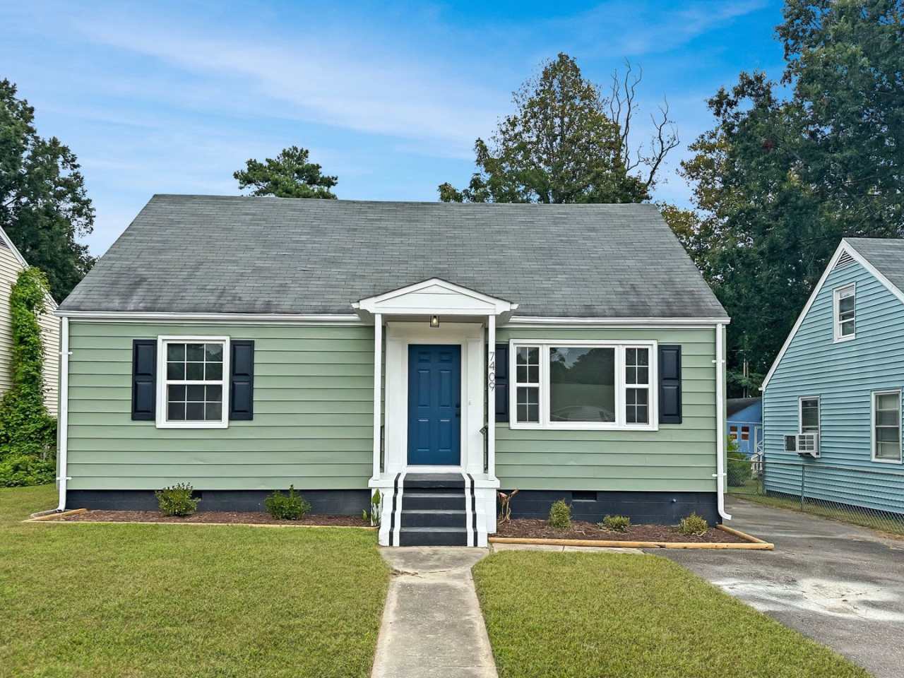 Spacious 5 Bedroom, 2 Bath Hidden Gem in Lakeside!!