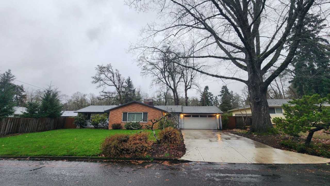 3 bd 2.5ba Ranch Style Home with Fenced Yard, W/D in Unit, Fireplaces  2 Car Garage!