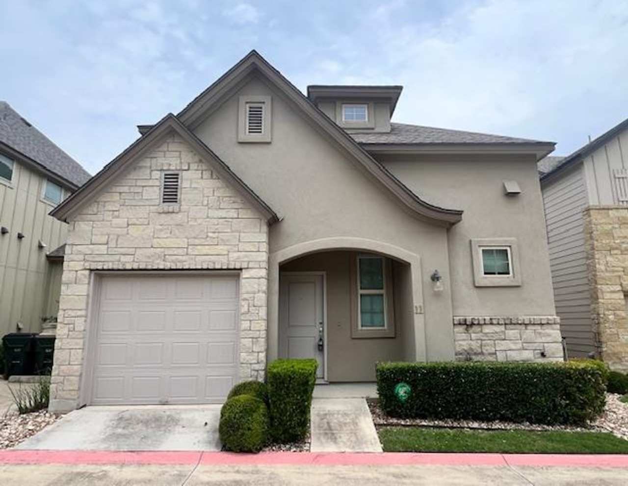 Gated Community / 3 bedroom, 2.5 baths, 3 living rooms / Near Domain