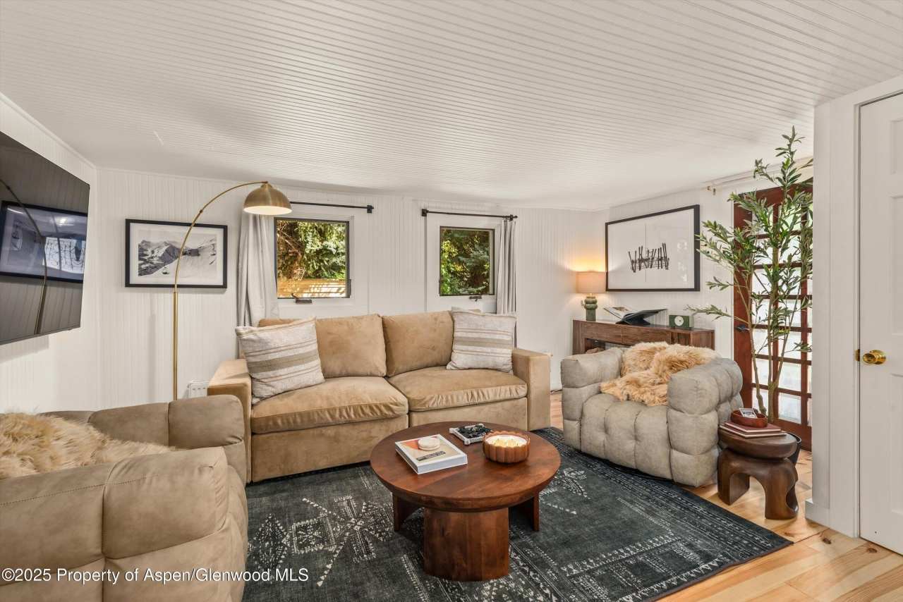 500 W Francis Street unit: Carriage House