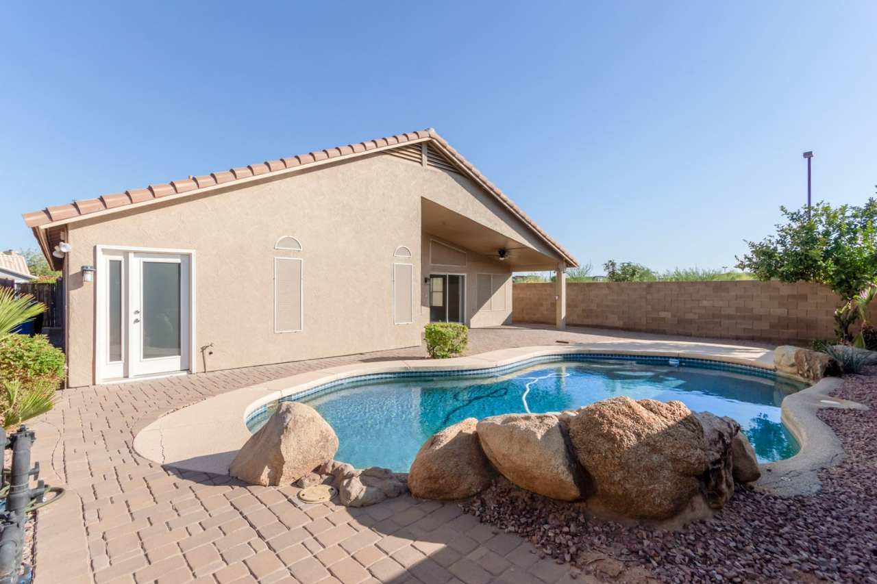 Beautiful Gilbert home on corner lot with sparkling pool!