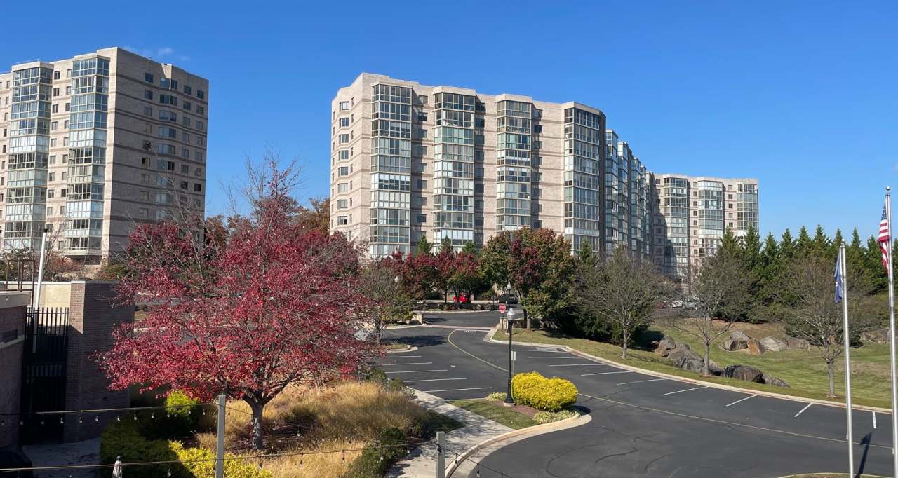 2 Bed+Library 2 Bath Condo With Endless Wood-Views Sunroom In Prestigious Riverview At Lansdowne