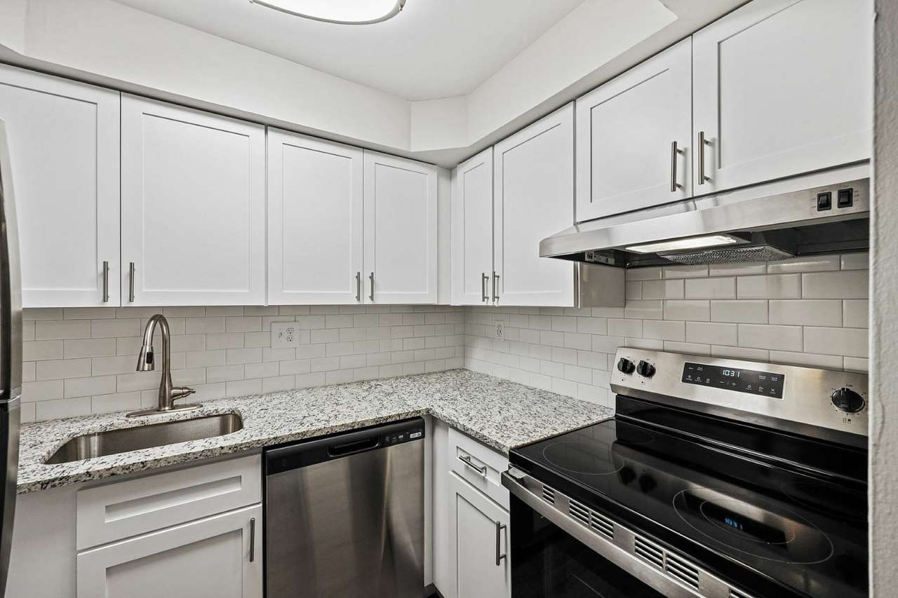 Beacon Pointe Apartments & Townhomes