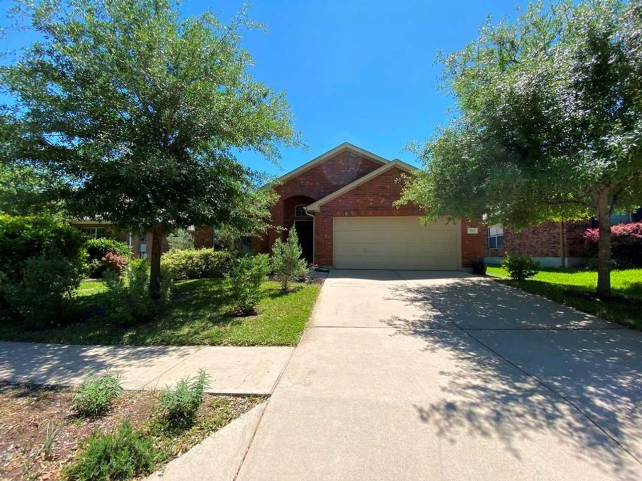 Beautiful 3 bed/ 2 bath available in Stoneridge!