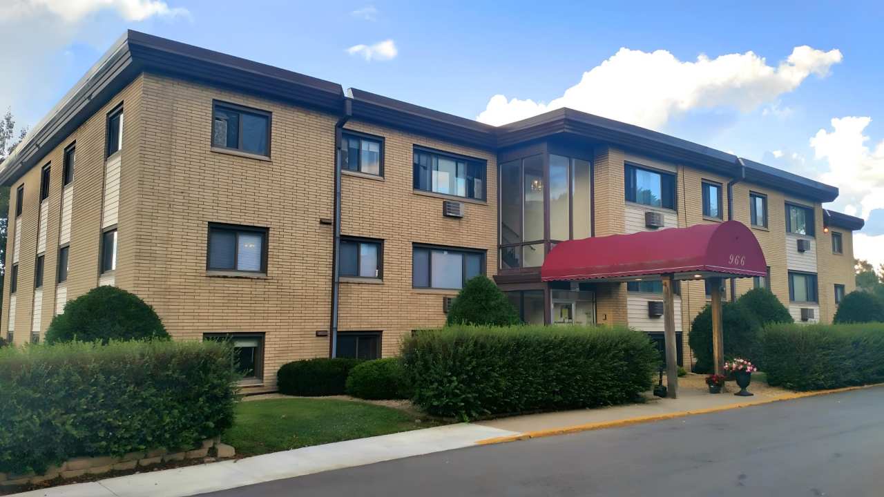 976 Robert Street - 303