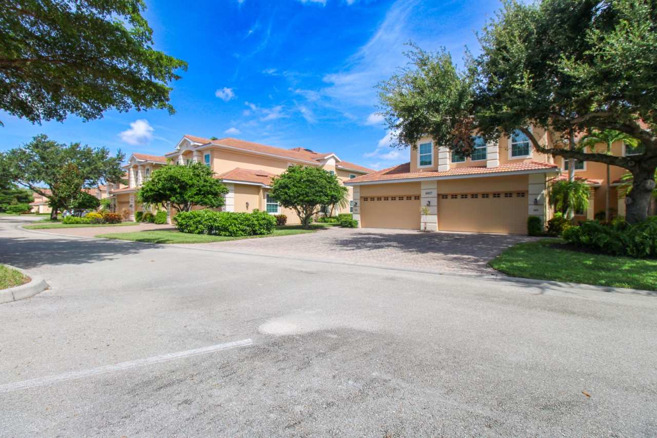 ** THE STRAND GOLFING UNIT ** 3/3 ** NICE UNIT **GOLF TRANSFER MEMBERSHIP HERE **