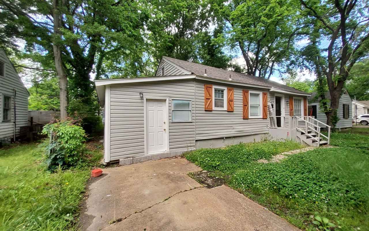 Welcome to our charming 3 bedroom, 1 bathroom house located in West Memphis, AR.