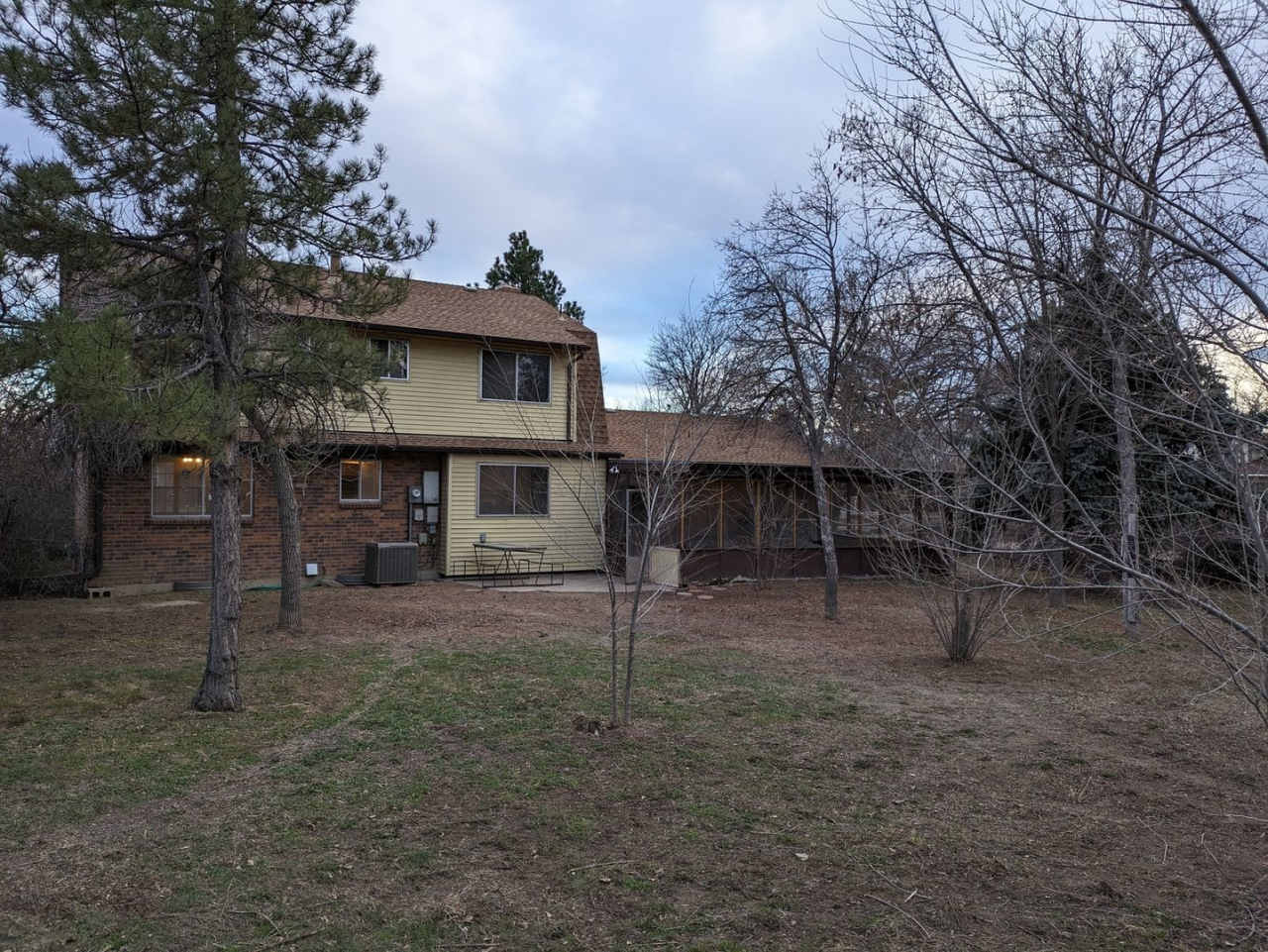 HUGE 4B/3b house on .4 acre lot. 3300sqft with oversize 2 car garage.