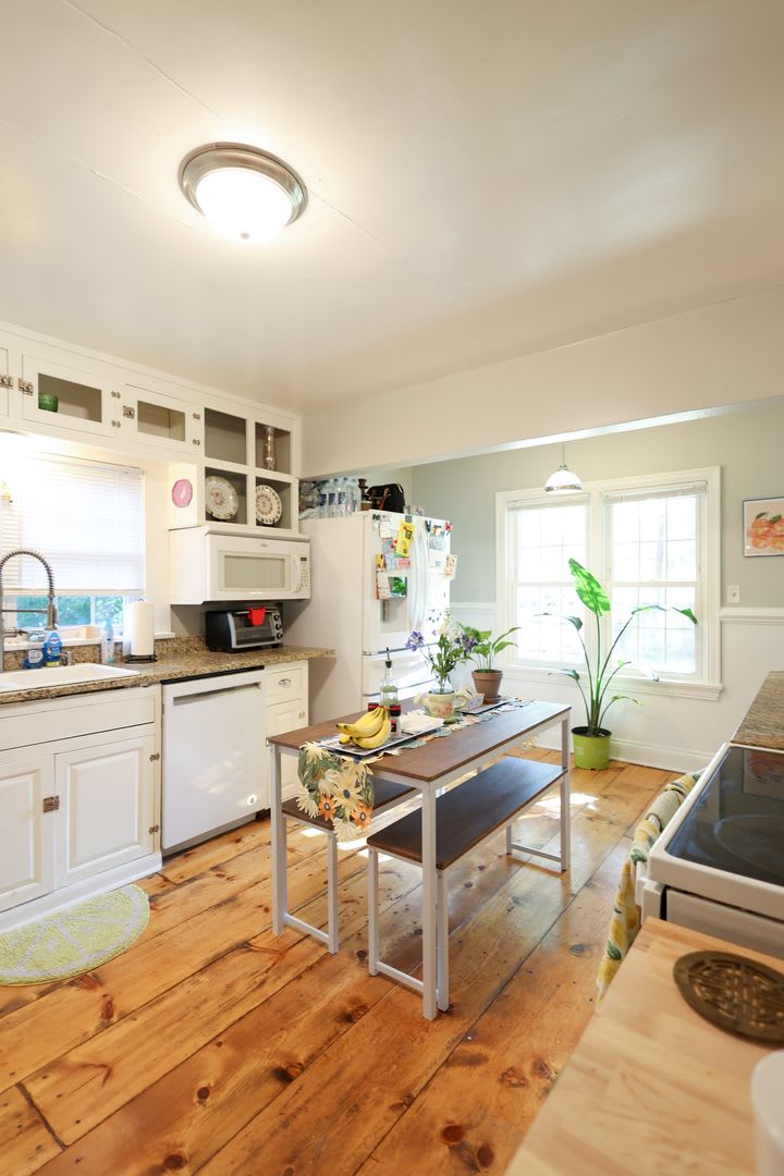 Beautifully Updated 4 bed house w/ fully fenced in yard **