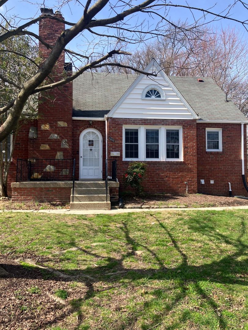 Beautiful and Spacious 4BD 2BA Single-Family Home in Arlington Heights
