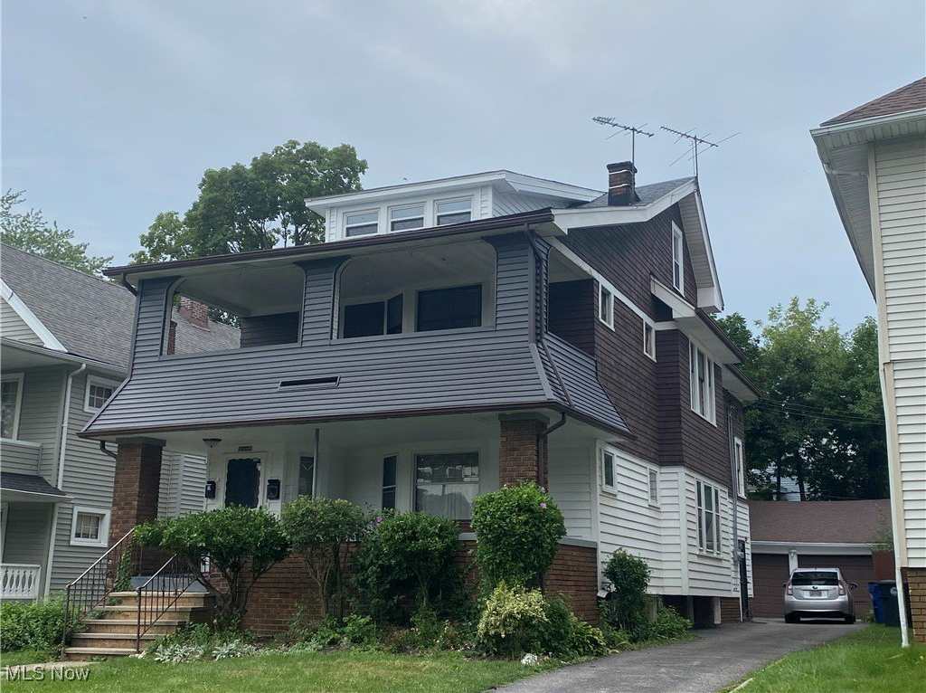 11909 Buckingham Avenue unit: Up