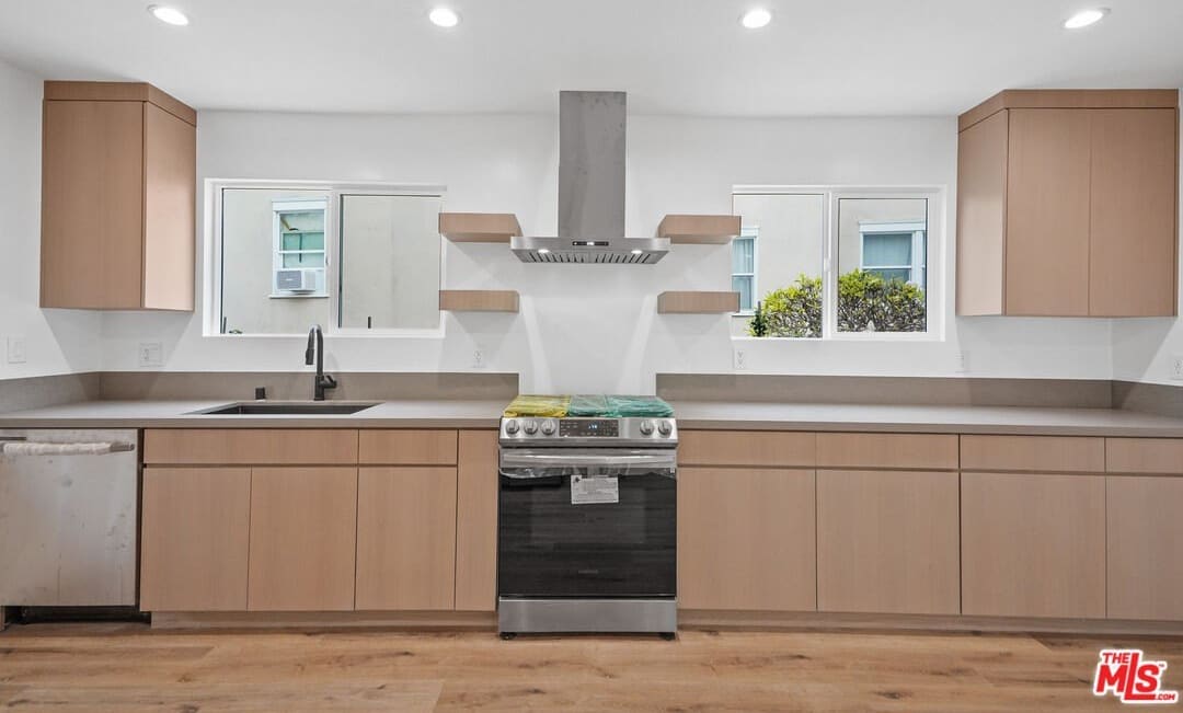 1948 N Alexandria Ave