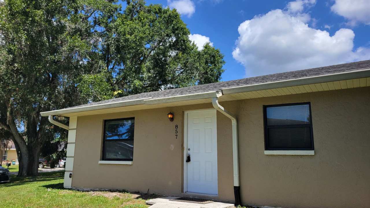 Annual unfurnished 2/1 half duplex in Sarasota