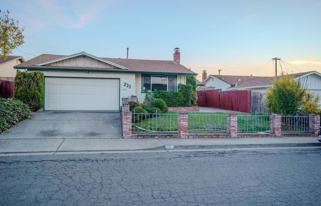 Single-Story Vallejo 3BR on HUGE Lot! 4-Car Parking, Covered Patio  15 Min to Napa!