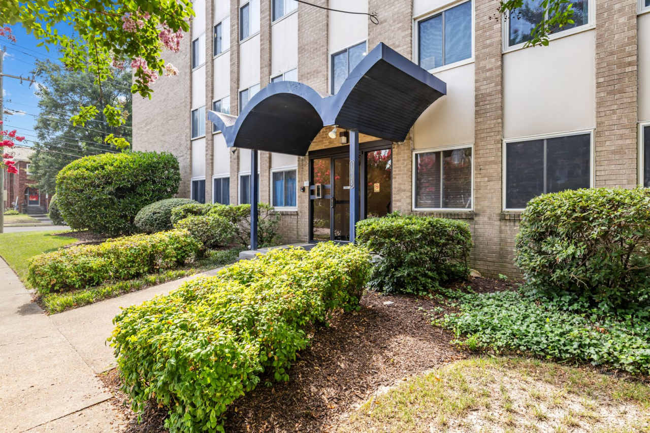Quiet Norfolk Condo – Utilities  Parking Included!