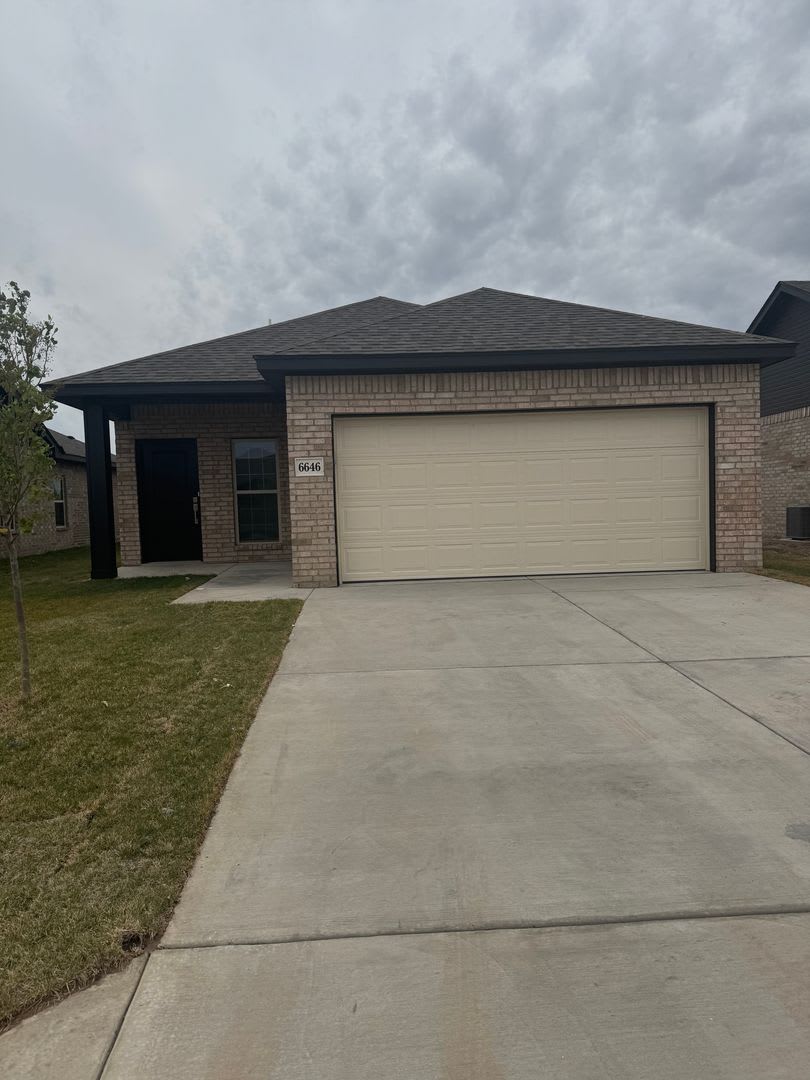 New built located in Glendale area!!! Canyon school District 3/2/2