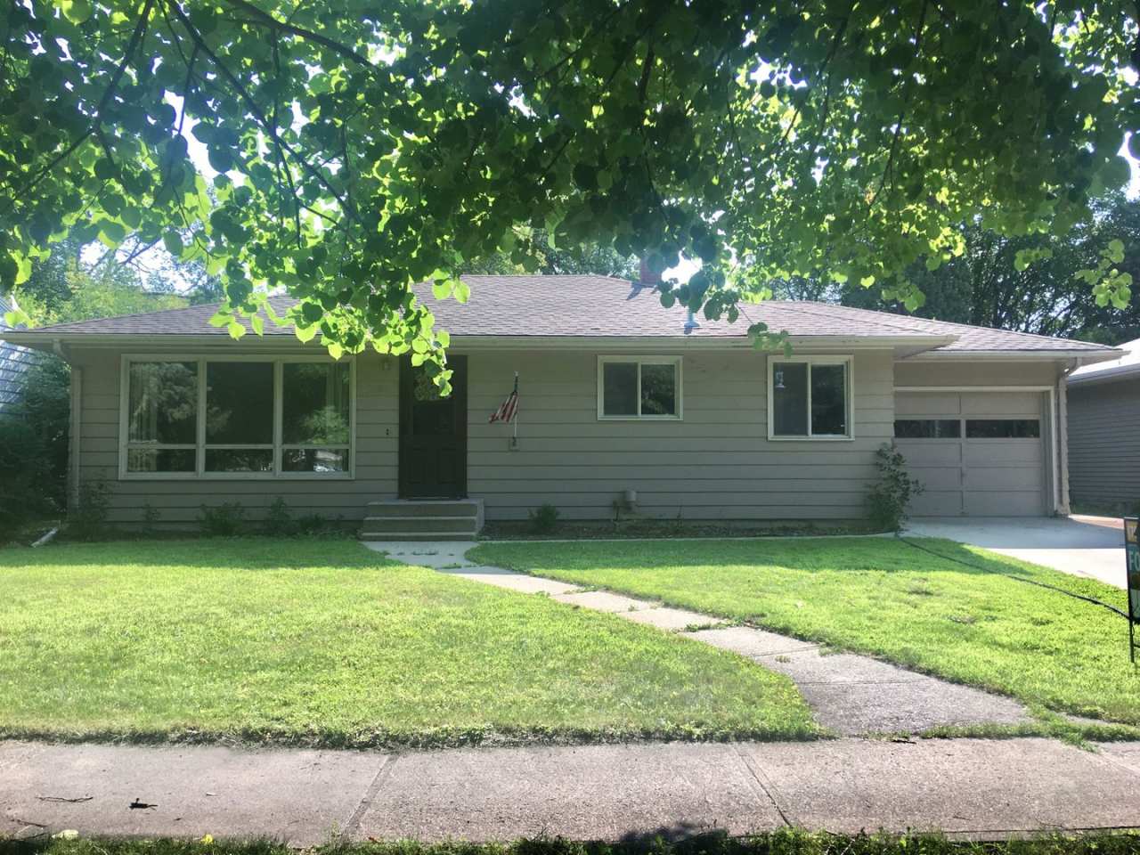 4 Bedroom, 2 Bath House in Moorhead!