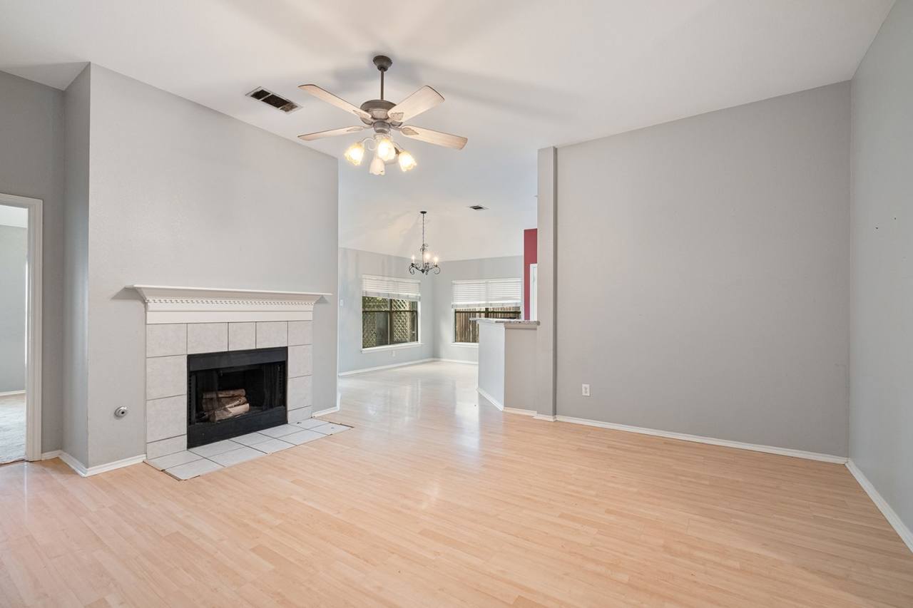 3 Bedroom Single Story Home in Round Rock backs to Park!