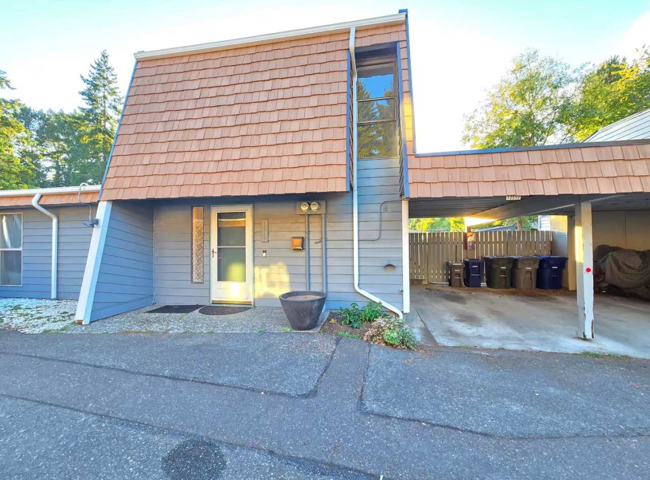 Beautifully Updated Bellevue Townhouse Minutes from Factoria Mall