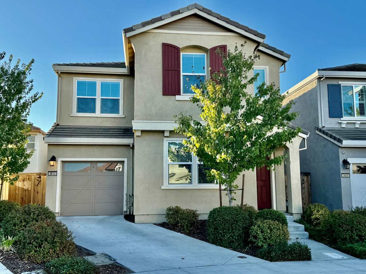 CLEAN AND MODERN - 4 BED, 3 BATHS, 1996 SQ FT ALL APPLIANCES INCLUDED