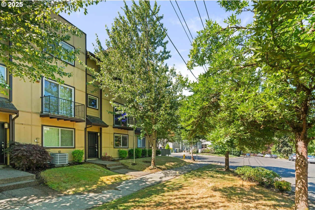 Contemporary Condo with Fireplace, Garage  Ensuite Bedrooms