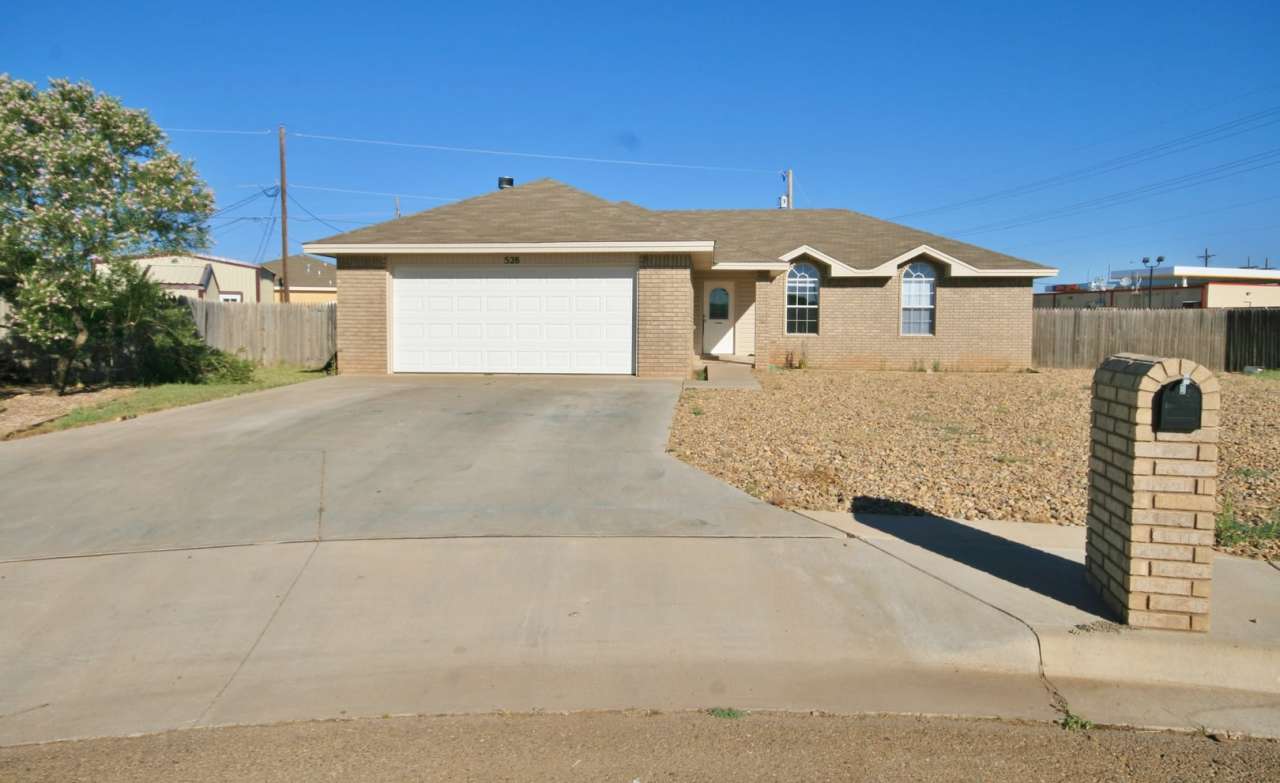 Xeriscaped Front Yard, Pets Welcome in Large Backyard