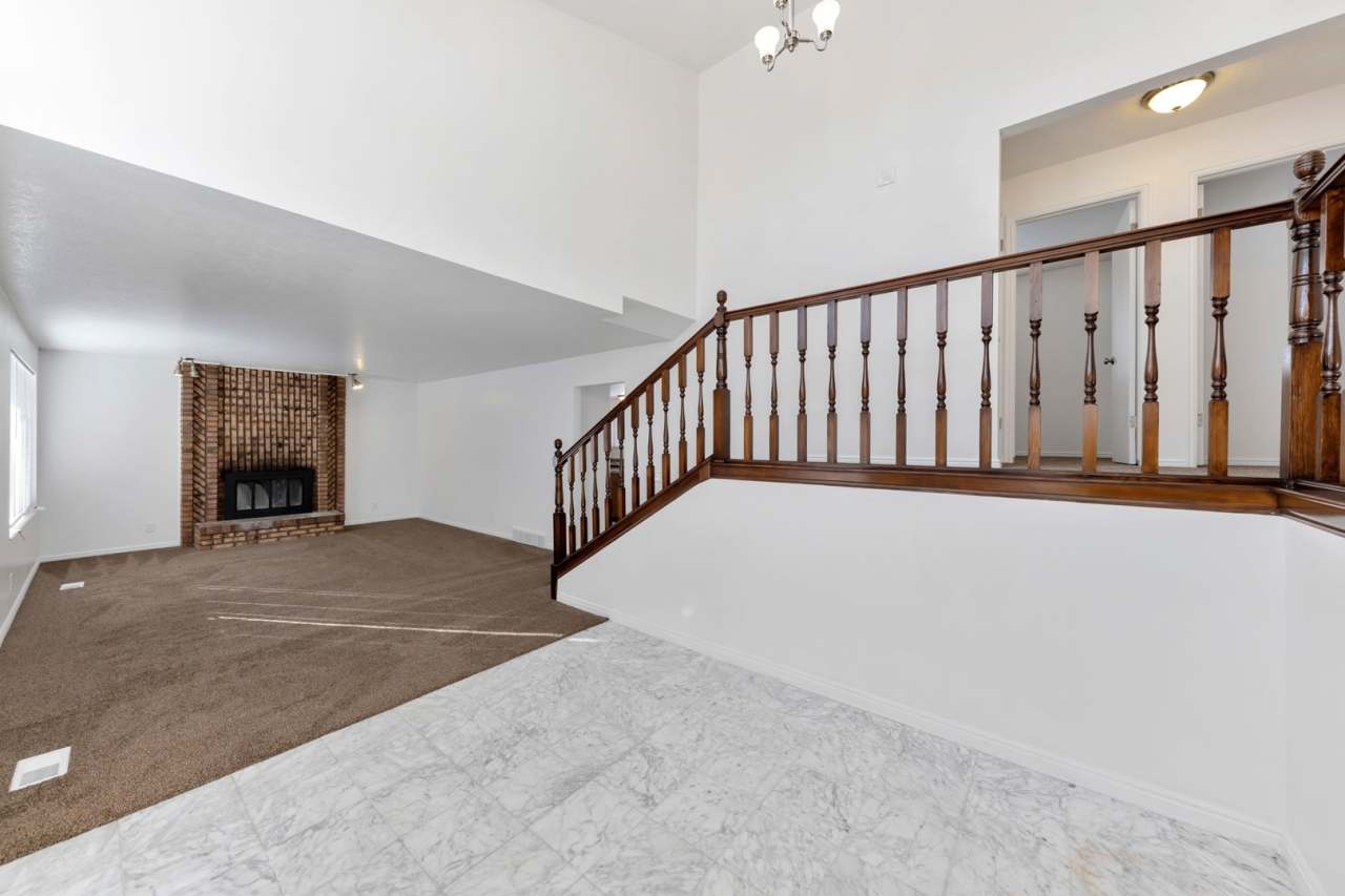 Enormous 4 Bed / 3 Bath Pet Friendly Home in East Layton! Available NOW!