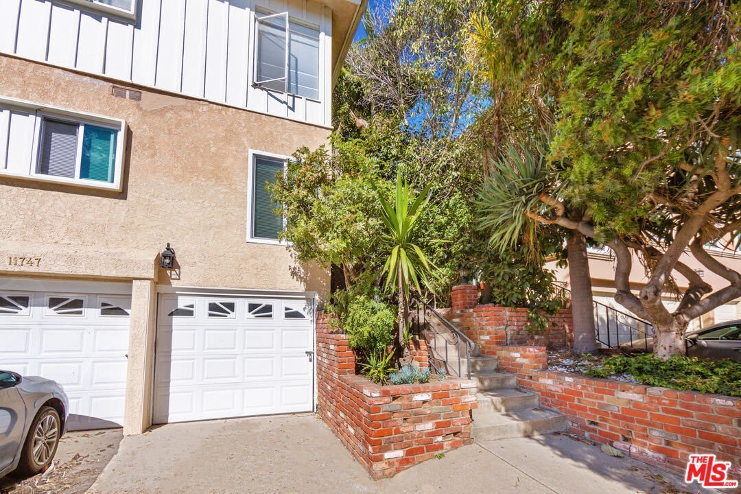 11747 Dorothy St