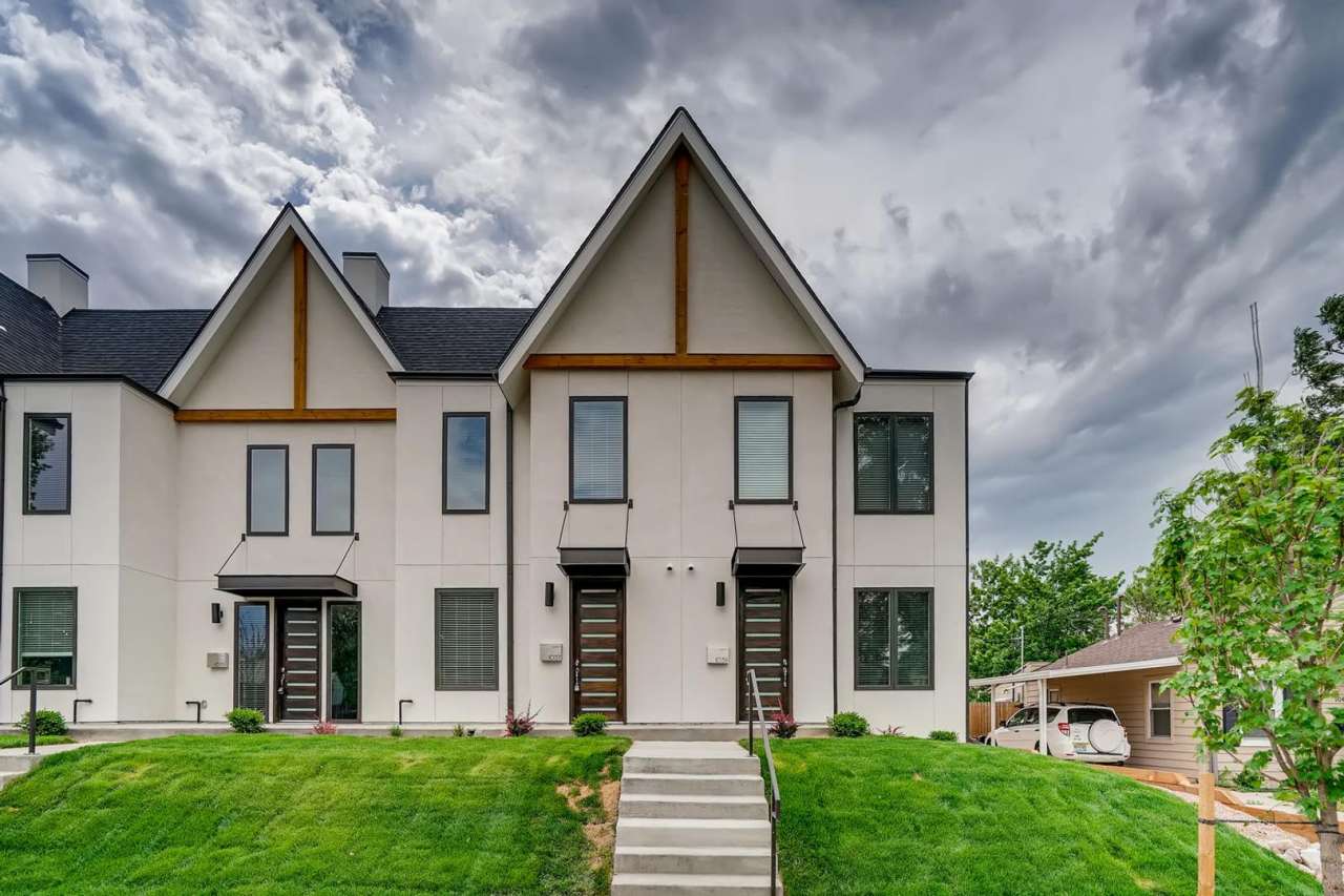 Beautiful 2 Bedroom Townhome