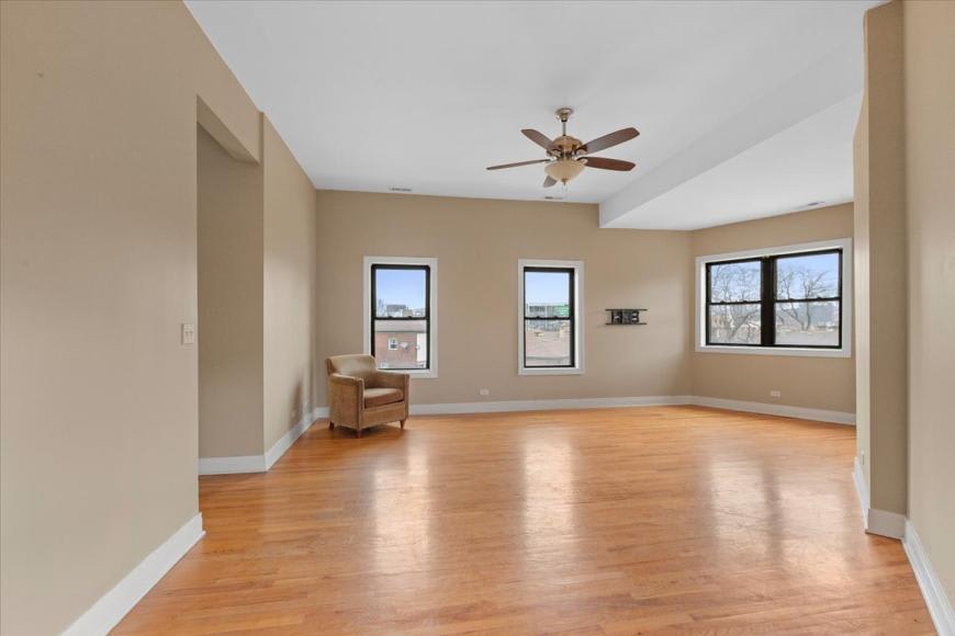 1046 N Milwaukee Avenue