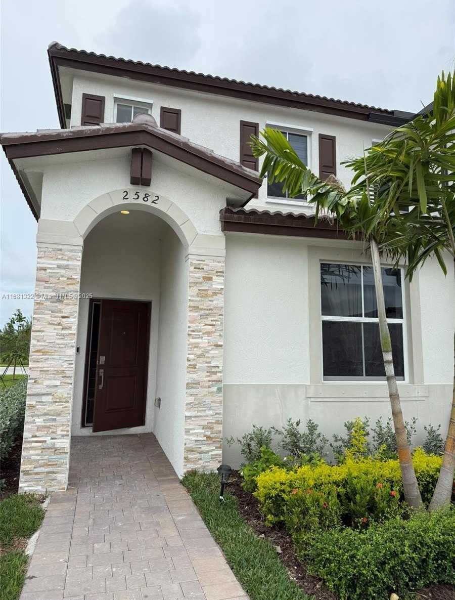 2582 SE 29th St
