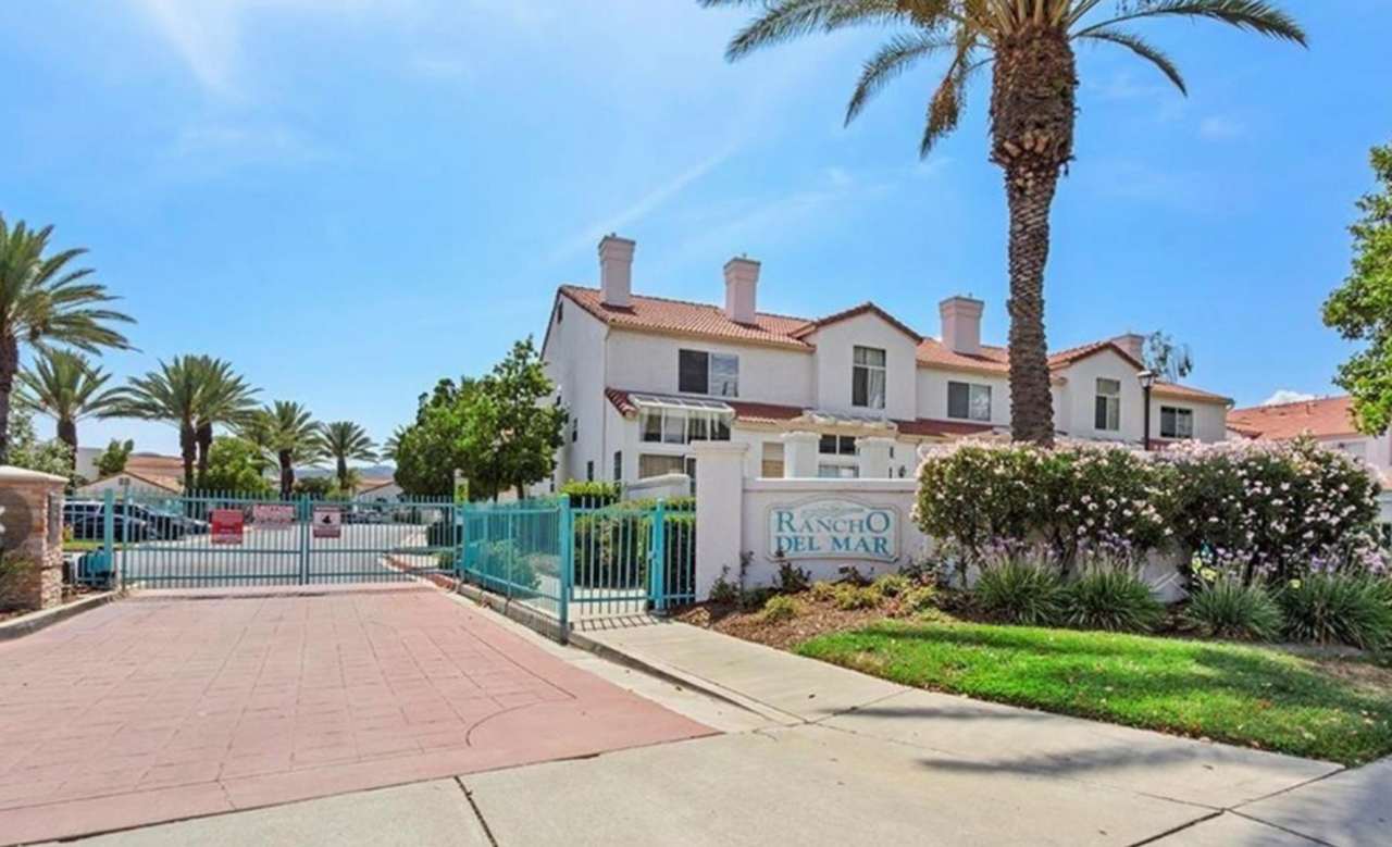 Rancho Del Mar Townhome in Central Temecula - 3 bedroom, Direct entry 2 car garage