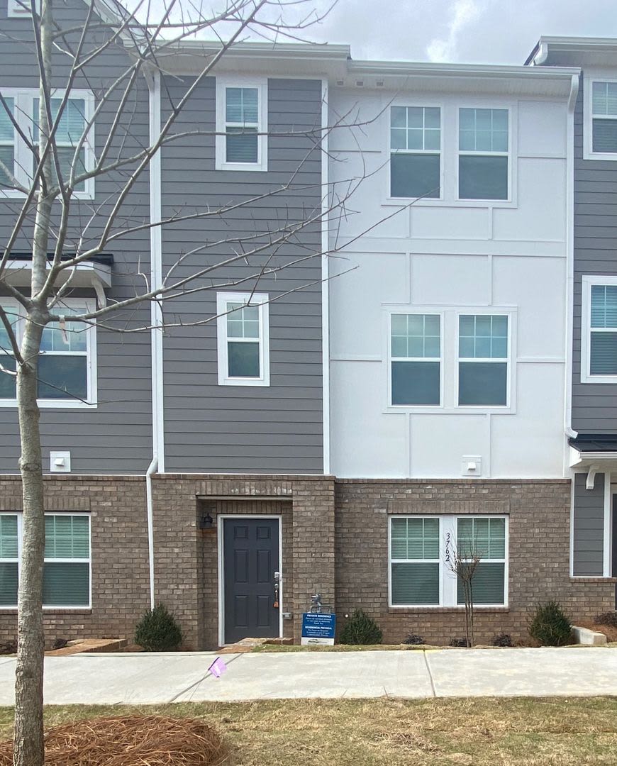 Room in 4 Bedroom Home at Memorial Pkwy