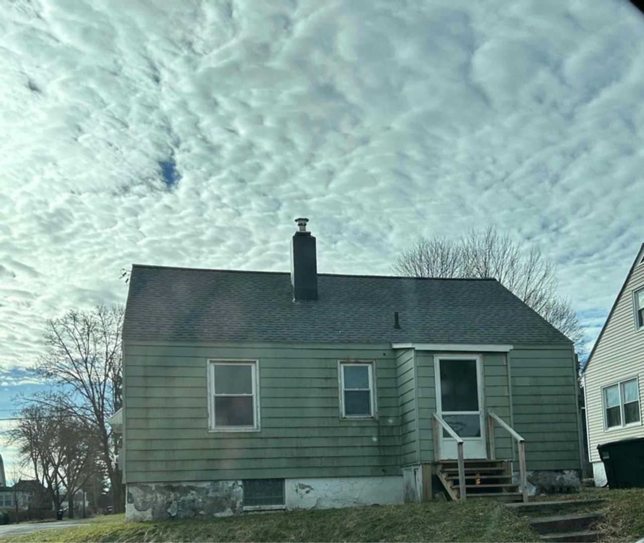 Beautiful 3 bedroom! Hardwood floors, ample storage, parking!