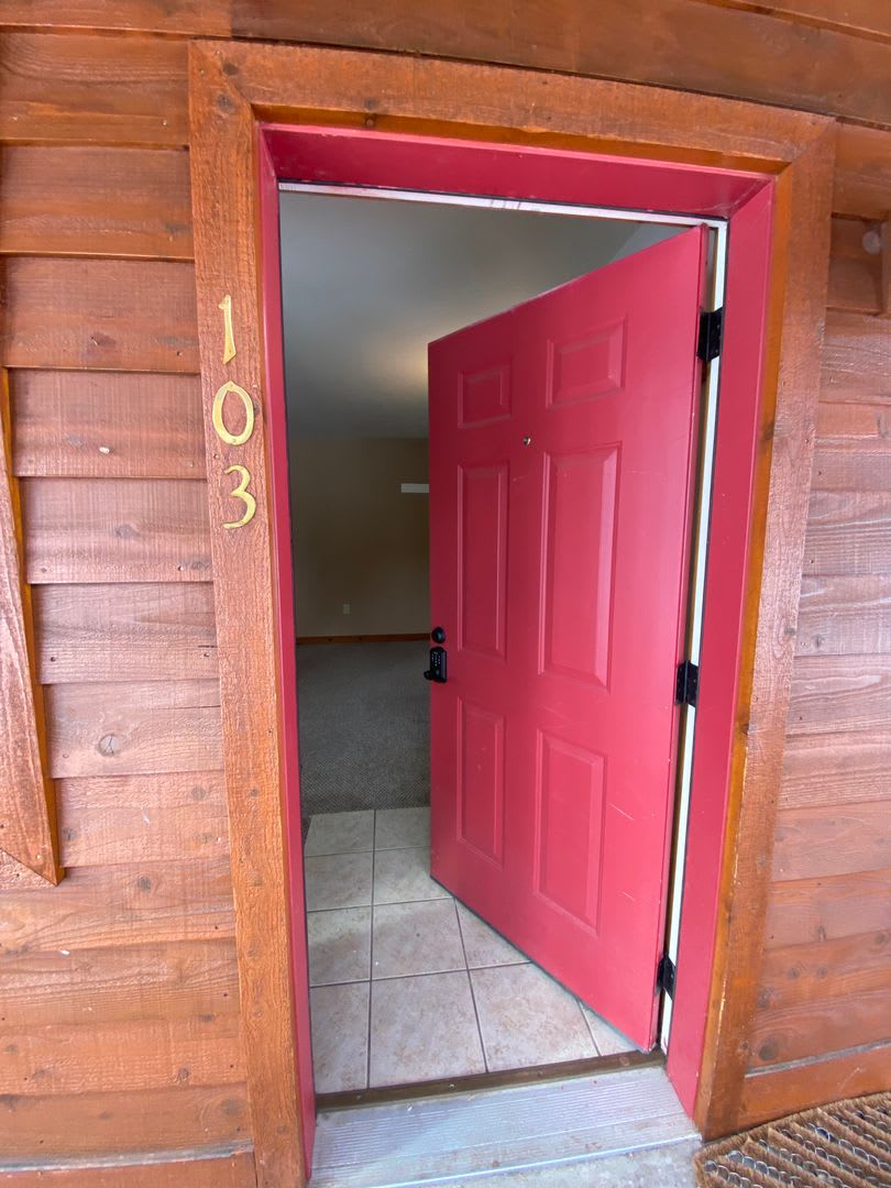 Pet Friendly (1 dog only) Ponds Studio