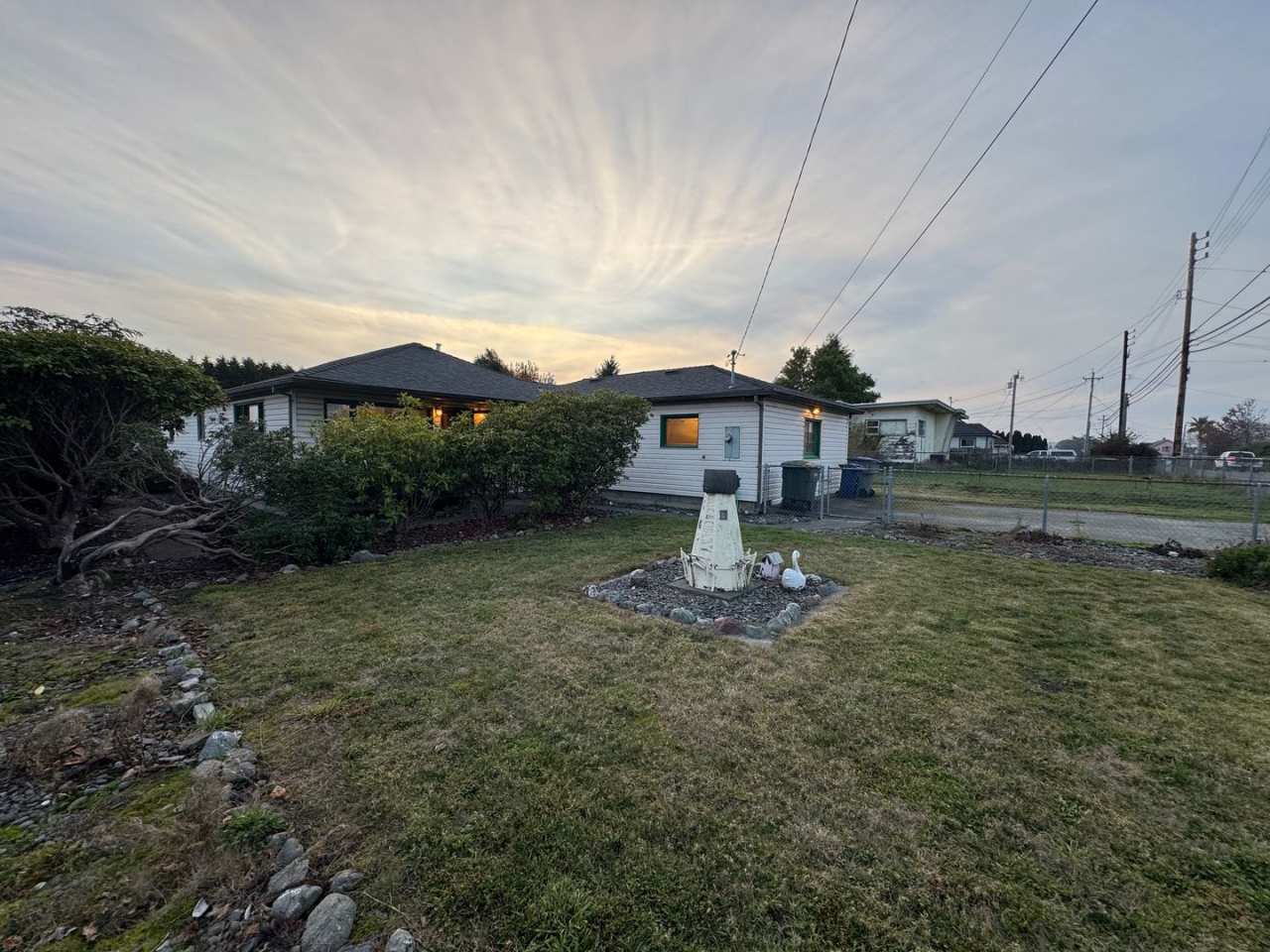 Spacious 3 bedroom, laundry, covered patio