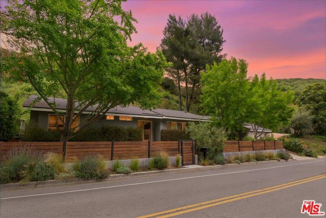 3520 Mandeville Canyon Rd