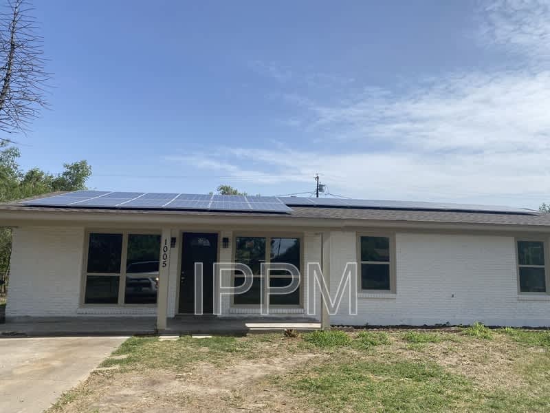 1005 E Crockett