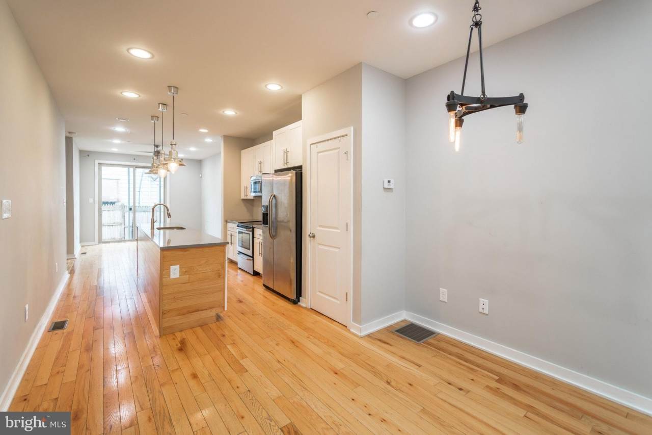 2027 E HUNTINGDON Street