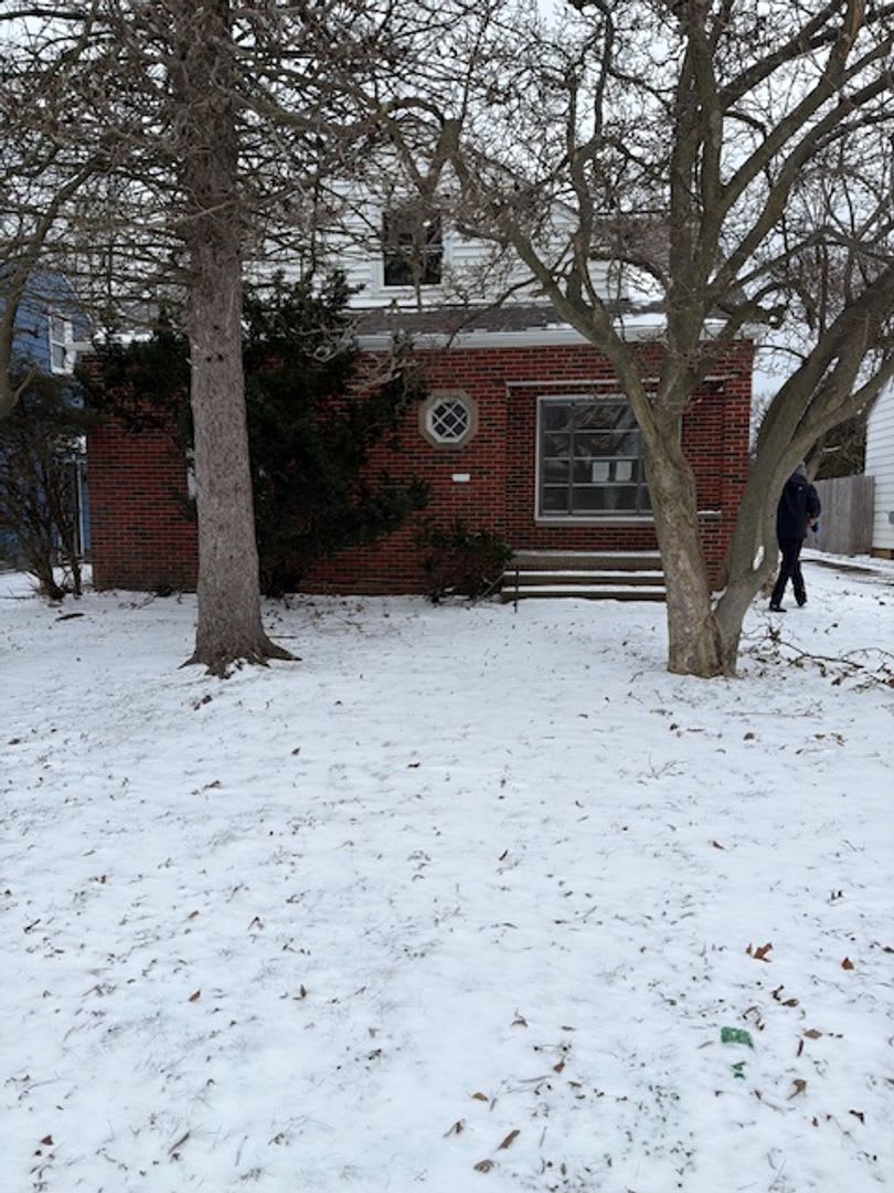 Charming 6-Bedroom Property in Prime Location