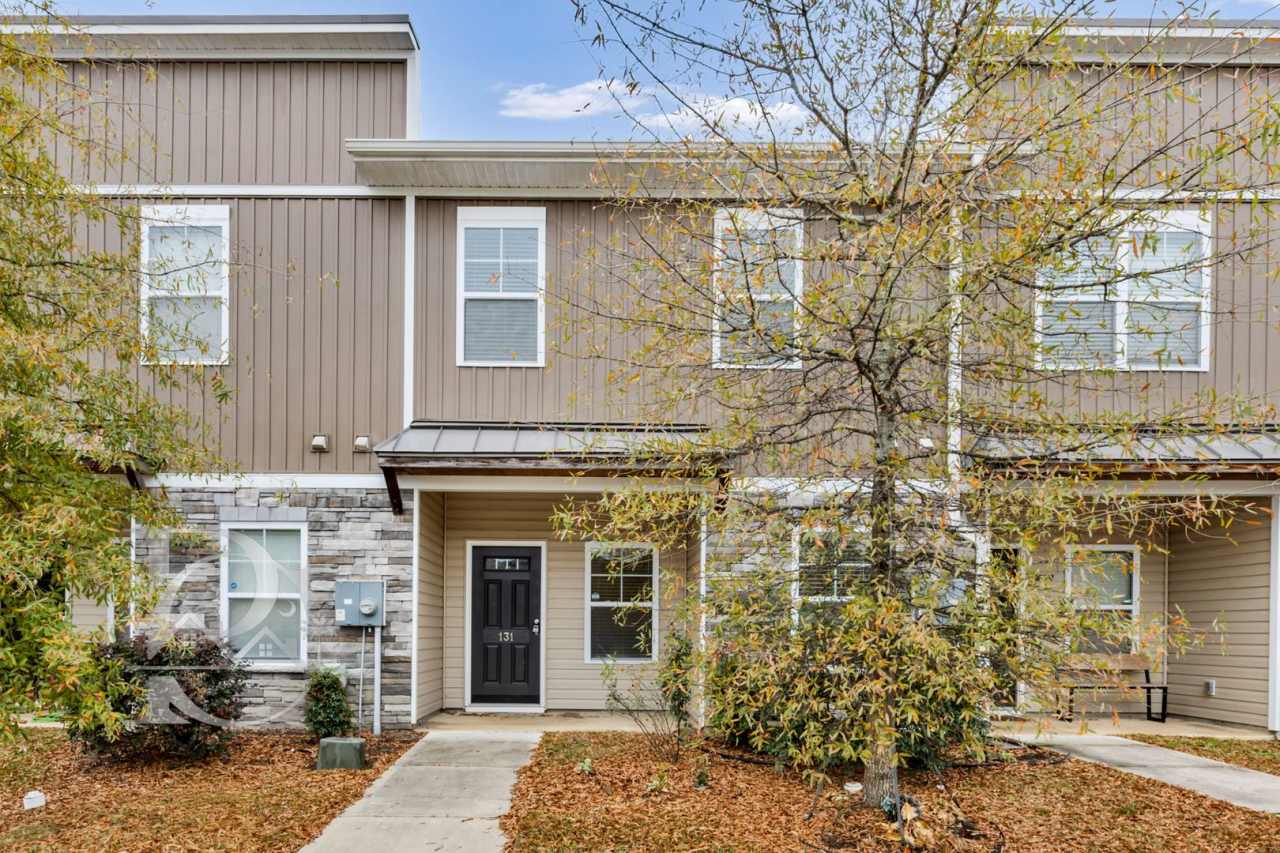 STYLISH  MODERN TOWNHOME IN HARBISON GROVE