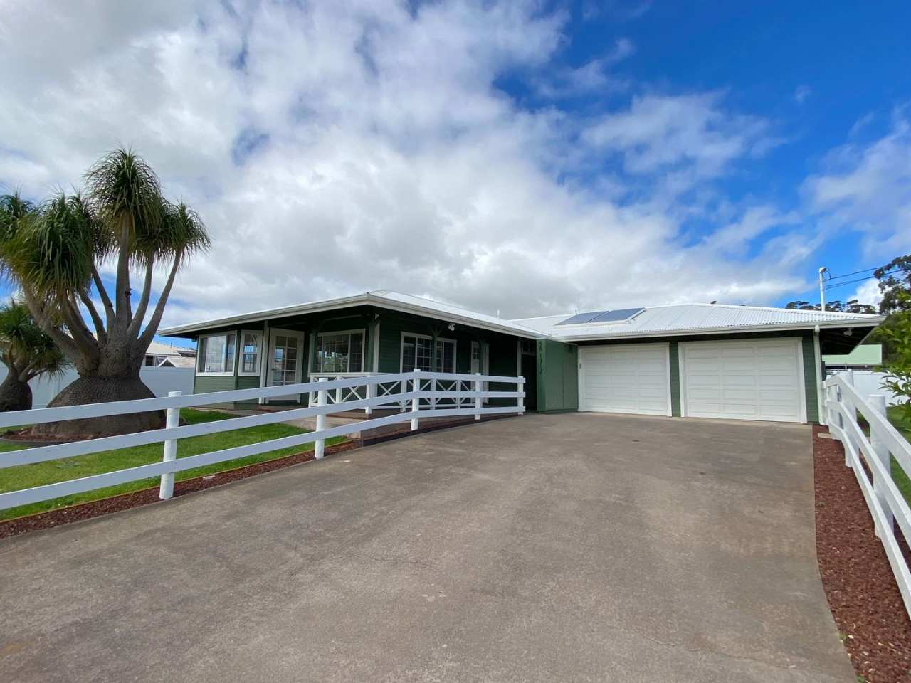 3 Bedroom 3 Bathroom ~ Fully Renovated Rental in Waimea ~ Prime Location!