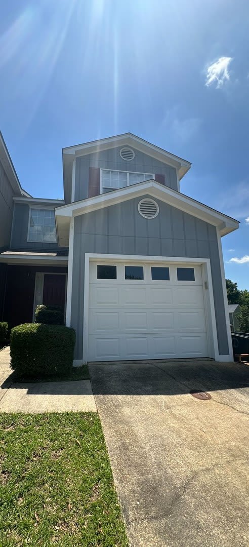 Briarwood West! End Unit!