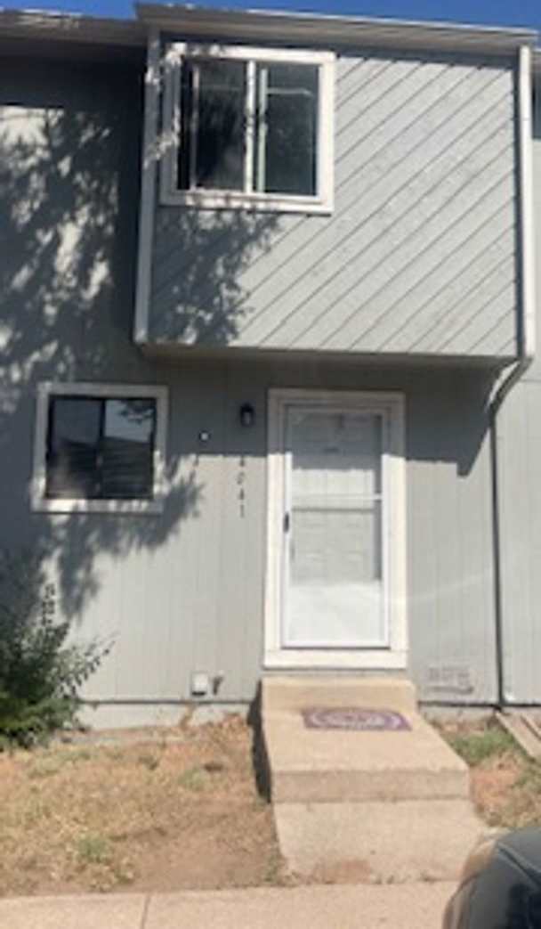 Updated 2 Story Townhome Close to UCCS