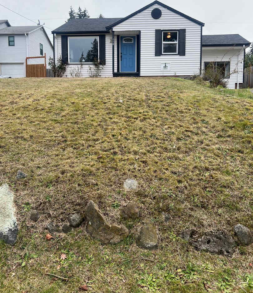 Renton 2 bedroom 1 bath home available now!