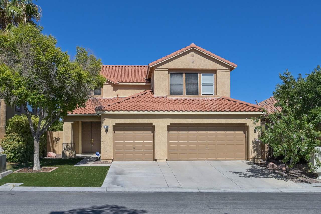 Summerlin!! 5 bedroom home!! W/Bed  bath downstairs!! 3 Car Garage!! Synthetic grass in front yard. Back has patio.