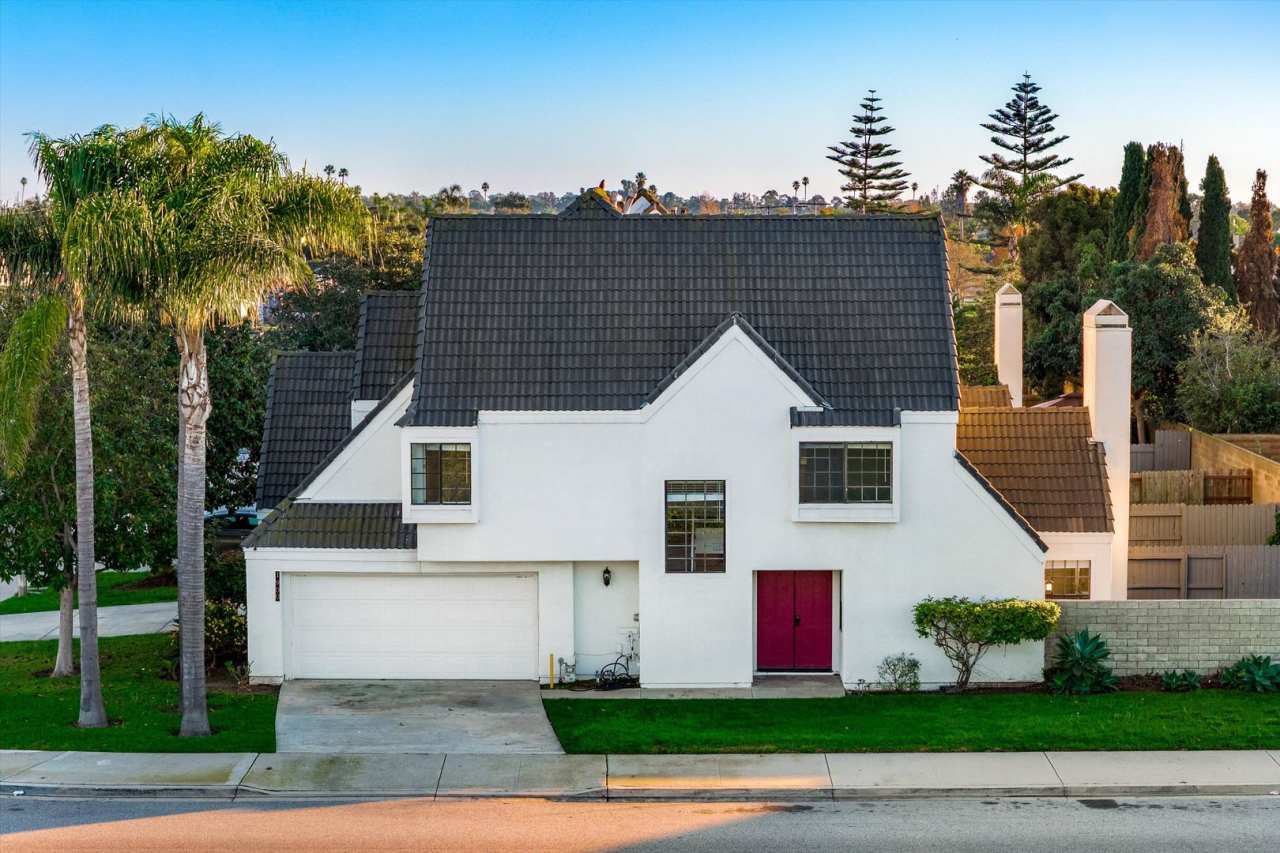 Large Renovated 3bed x 2.5bath Townhouse with Private Patio  2-Car Garage