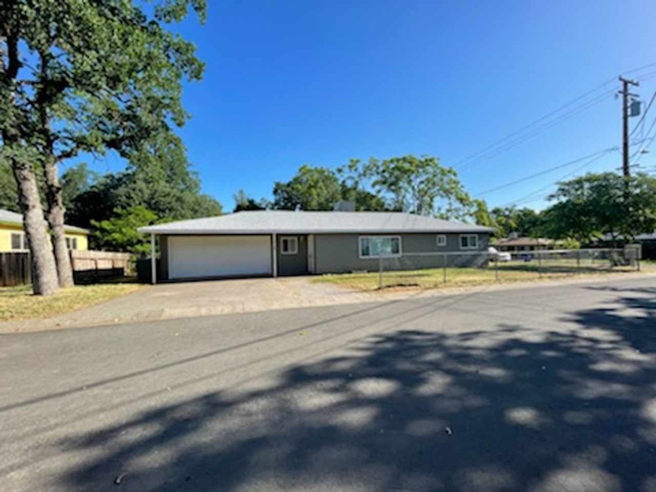 FAMILY HOME IN THE ENTERPRISE AREA IS WAITING FOR YOU!
