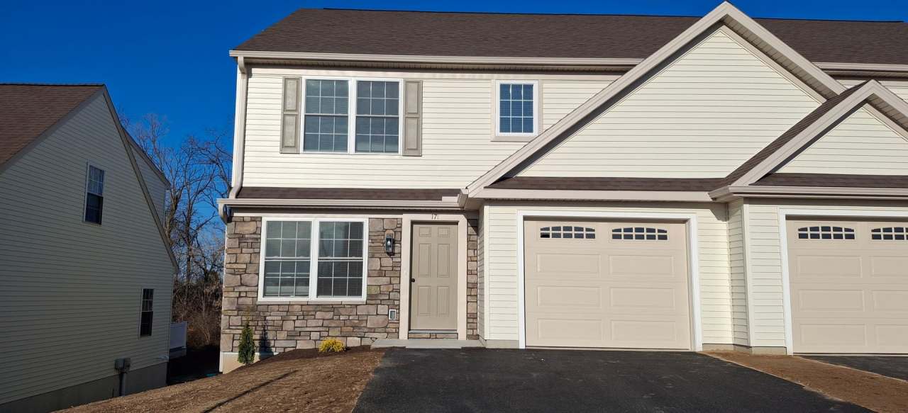 3 Bedroom 2.5 Bathroom Available in Elizabethtown!